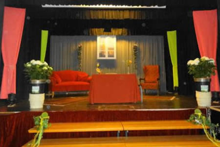 <svg style="background:#1e73be;fill:#ffffff" focusable="false" role="img" aria-labelledby="cat_8" class="category-icon" xmlns="http://www.w3.org/2000/svg" viewBox="0 0 640 512"><!-- Font Awesome Free 5.15.3 by @fontawesome - https://fontawesome.com License - https://fontawesome.com/license/free (Icons: CC BY 4.0, Fonts: SIL OFL 1.1, Code: MIT License) --><title id='cat_8'>Kategorie: Gesprächskreis</title><path d="M192 256c61.9 0 112-50.1 112-112S253.9 32 192 32 80 82.1 80 144s50.1 112 112 112zm76.8 32h-8.3c-20.8 10-43.9 16-68.5 16s-47.6-6-68.5-16h-8.3C51.6 288 0 339.6 0 403.2V432c0 26.5 21.5 48 48 48h288c26.5 0 48-21.5 48-48v-28.8c0-63.6-51.6-115.2-115.2-115.2zM480 256c53 0 96-43 96-96s-43-96-96-96-96 43-96 96 43 96 96 96zm48 32h-3.8c-13.9 4.8-28.6 8-44.2 8s-30.3-3.2-44.2-8H432c-20.4 0-39.2 5.9-55.7 15.4 24.4 26.3 39.7 61.2 39.7 99.8v38.4c0 2.2-.5 4.3-.6 6.4H592c26.5 0 48-21.5 48-48 0-61.9-50.1-112-112-112z"/></svg> historischer Gesprächskreis